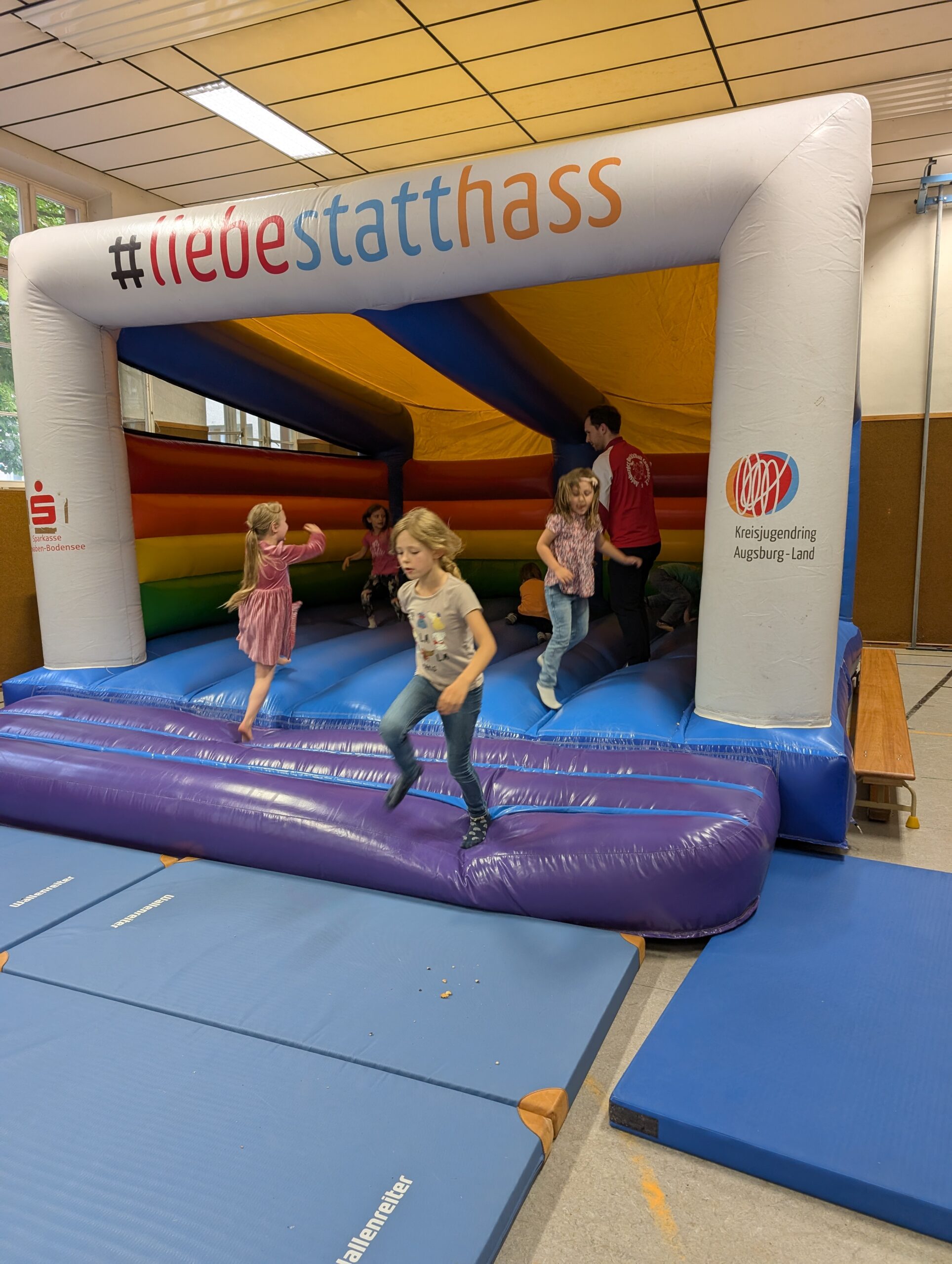 Sommerfest mit Hüpfburg-Action!
